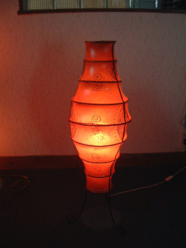 Lampe sur pied en fer forgé de couleur orange