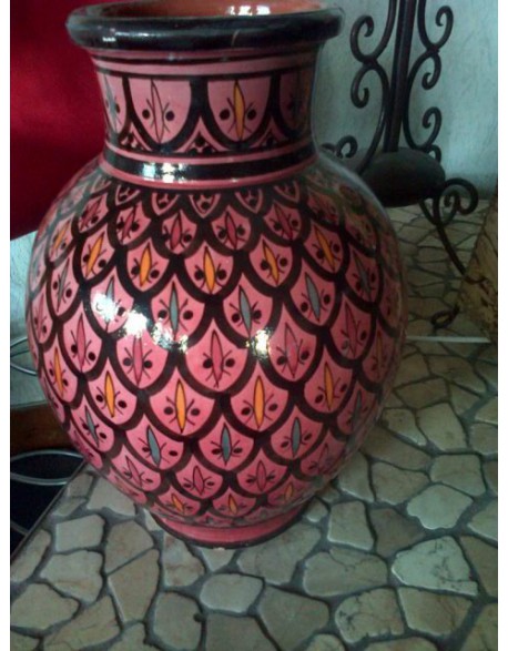 Vase rouge à motifs